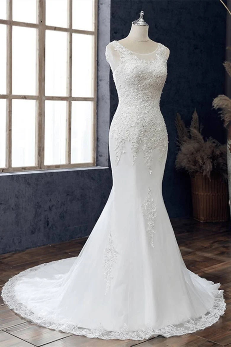 Vestido de novia de corte trompeta, sin mangas y con cuello redondo y encaje